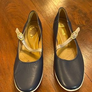 Women Clark’s soft cushion shoes